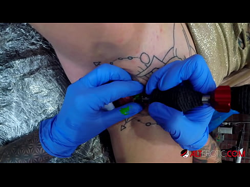 ❤️ Fìor tattooed hottie Sully Savage fhuair tattoo air a clitoris ❤❌ Gnè càileachd leinn ❤